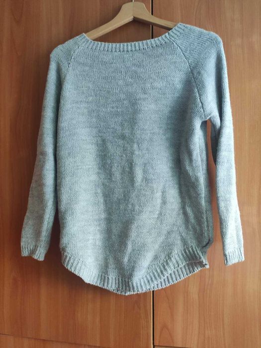 Uroczy szary sweterek damski z czapeczką i pomponem