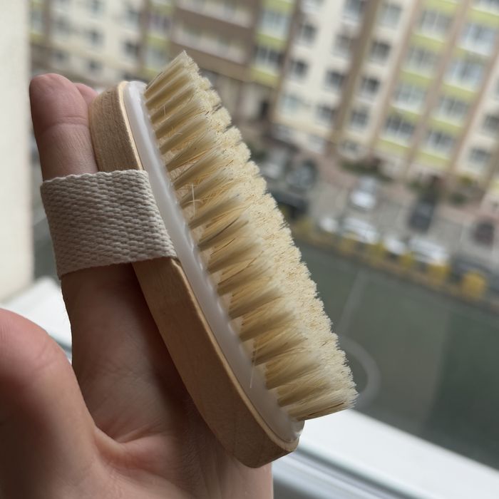 Деревʼяна щітка для масажу з натуральним ворсом