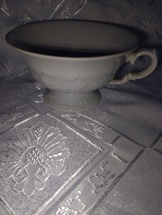 Biała filiżanka do herbaty na stopce