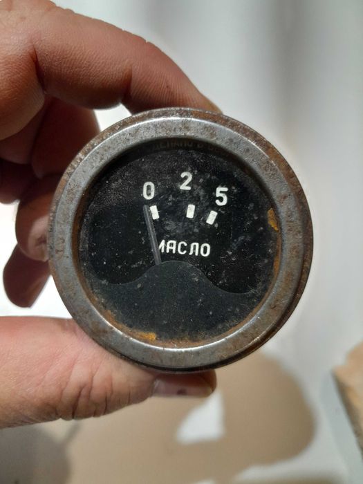 датчик палива датчик тиску масла МТЗ Газ УАЗ ЗІЛ  є різні