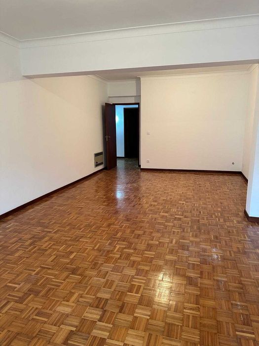 Apartamento T4, no centro de Seia