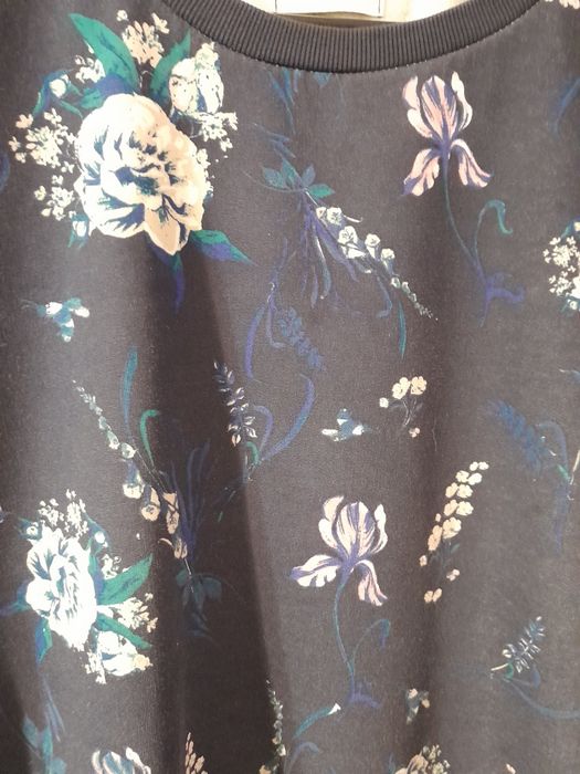 Granatowa bluza w kwiaty