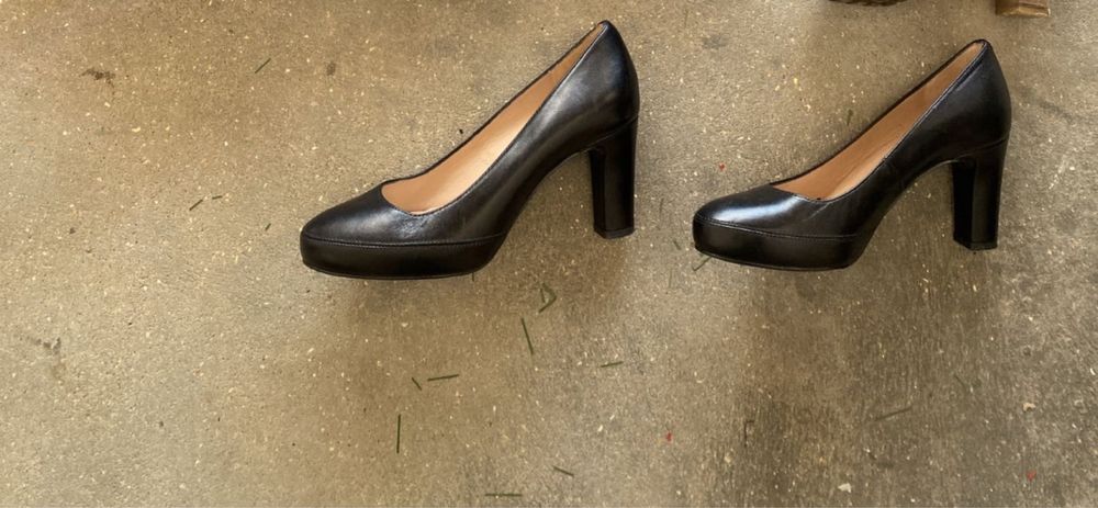 botas loja prof pele com sola borracha/ pele e sapatos  unisa