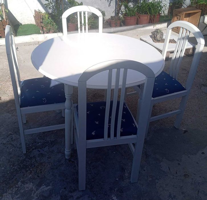 Mesa e quatro cadeiras em madeira maciça lacadas a branco + conjunto de dois cortinados e sanefa