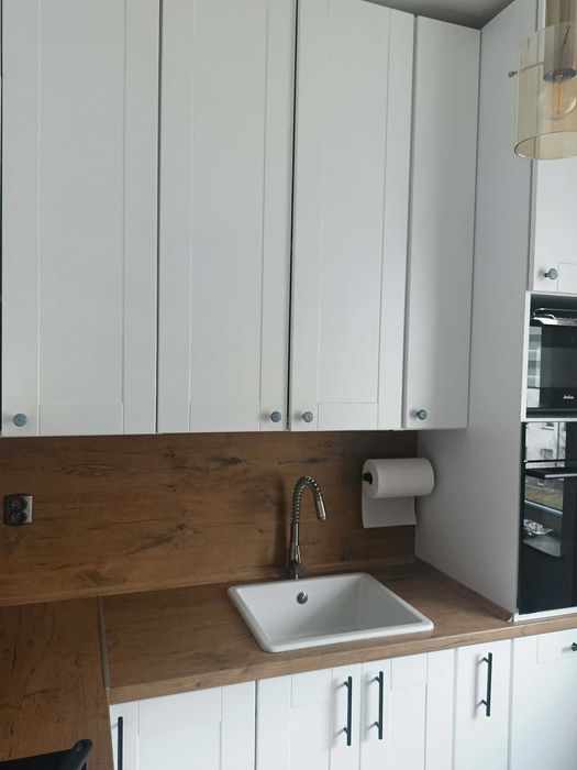 Kuchnia na wymiar – białe frezowane fronty + blat dąb