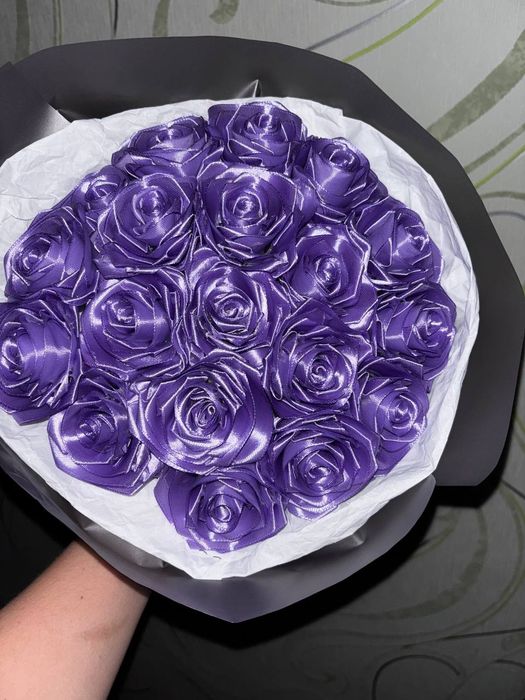 Букет з атласної стрічки на любий празник