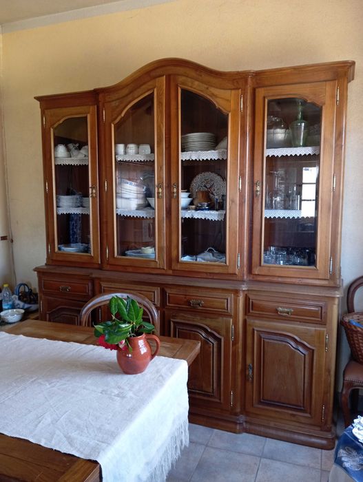Mobilia de sala em castanho, louceiro, mesa, 6 cadeiras, muito bom estado