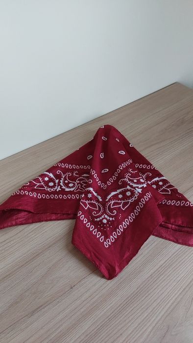 bordowa bandamka
