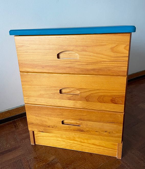 Mesa de cabeceira em pinho