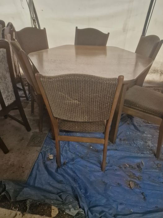 Sześciokątny stół z krzesłami.