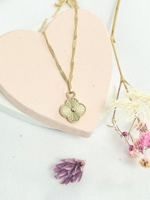 Złota zawieszka w kształcie koniczyny