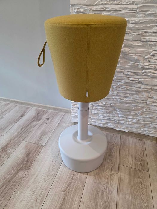 Pufa ergonomiczna Profim Mickey Hoker balansujący praca na stojąco