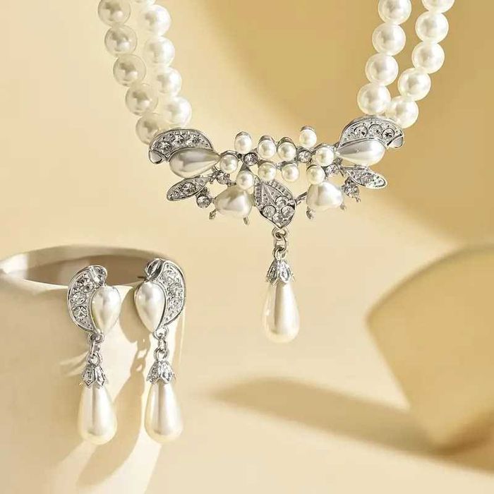 Conjunto elegante "Floral e Lágrima". Novo.