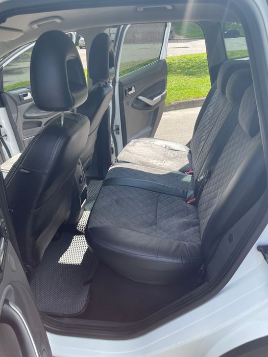 Авто Ford Kuga 2012 офіційний.