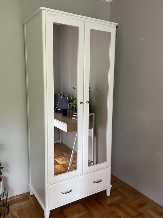 Biała szafa z lustrem IKEA TYSSEDAL