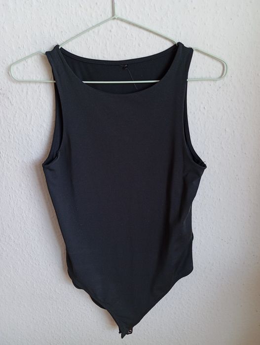 czarne body zapinane