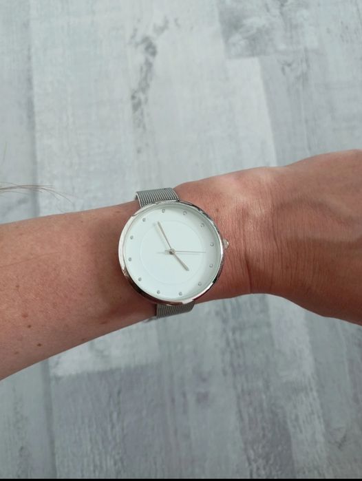 Zegarek srebrny z okrągłą tarczą unisex