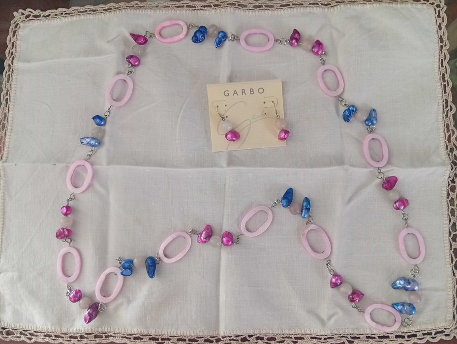 Colar com motivos rosa, azul forte, rosa fashion, bolas em rosa claro.