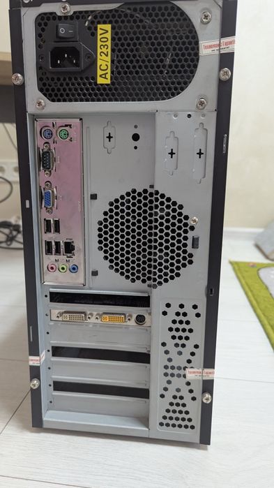 Комп'ютер в зборі системний блок і  монітор