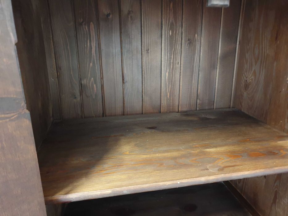 Masywna komoda kolonialna wykonana z litego palisandru indyjskiego.