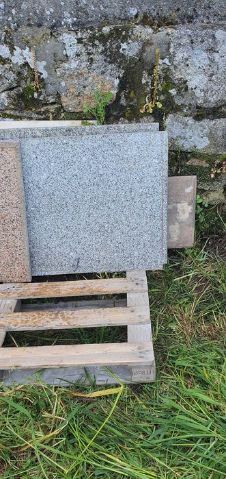 balcões em marmore e peças em granito para remates de balcões usados