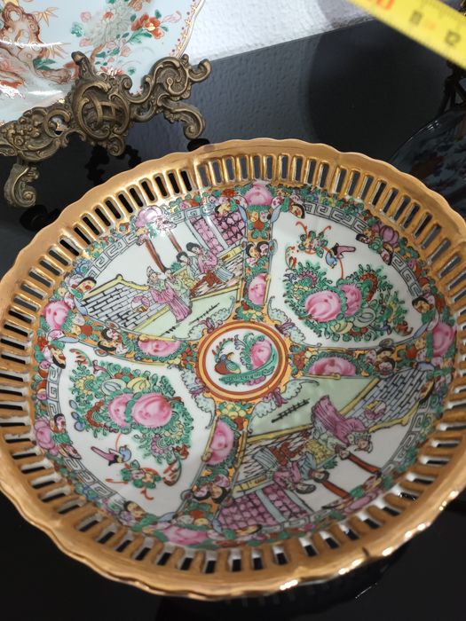 Peça vasada  decoração oriental em excelente estado