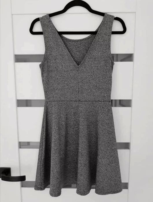 Szara delikatnie rozkloszowana sukienka H&M 38 M