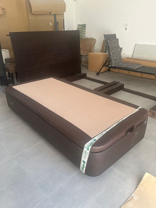 6 Cadeiras de mesa de Jantar, cama baú 90x200  e secretária.