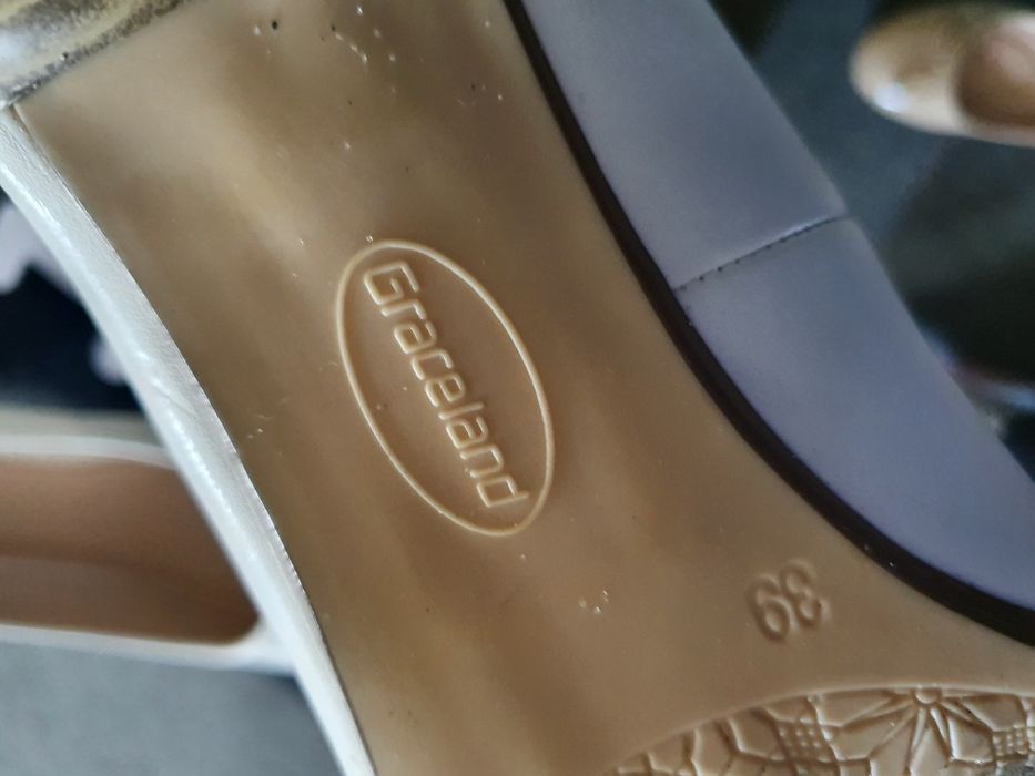 Ślubne buty na klocku