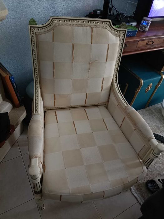 Cadeirão clássico bege