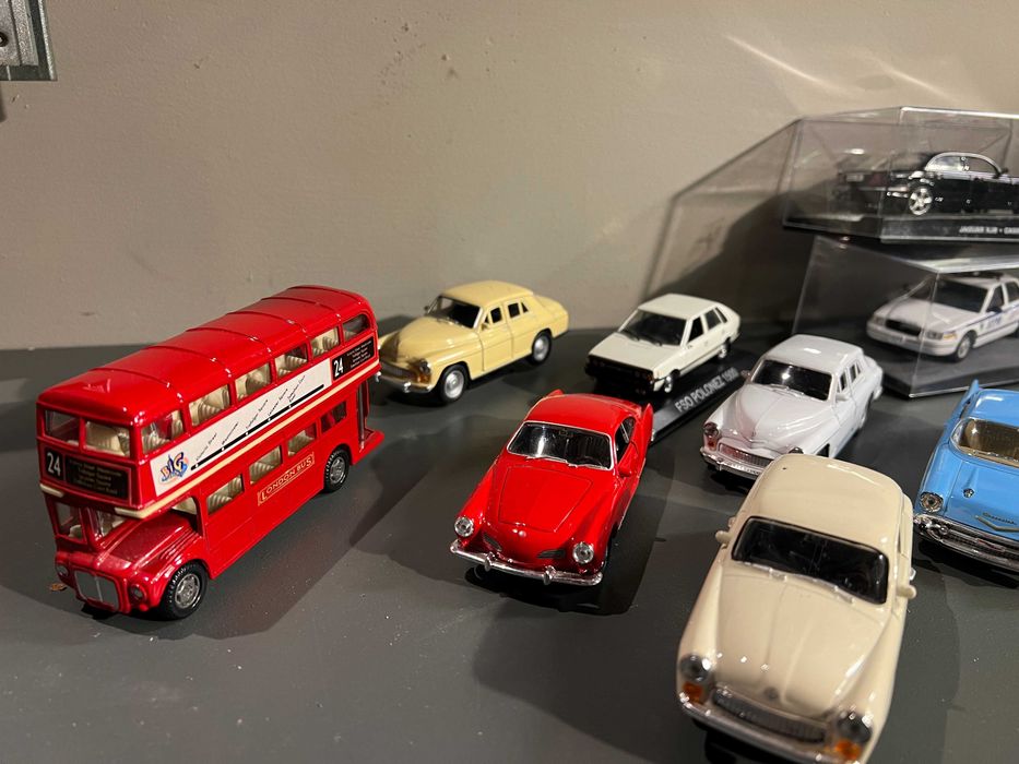 Zestaw 12 modeli 1:43 + bus 1:64 – Policja, Bond, PRL, okazja