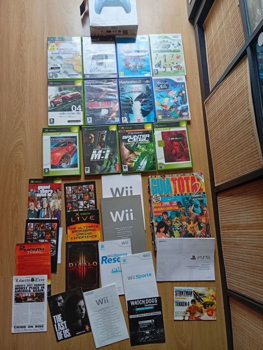 Conjunto de caixas, manuais e folhetos para diversas consolas