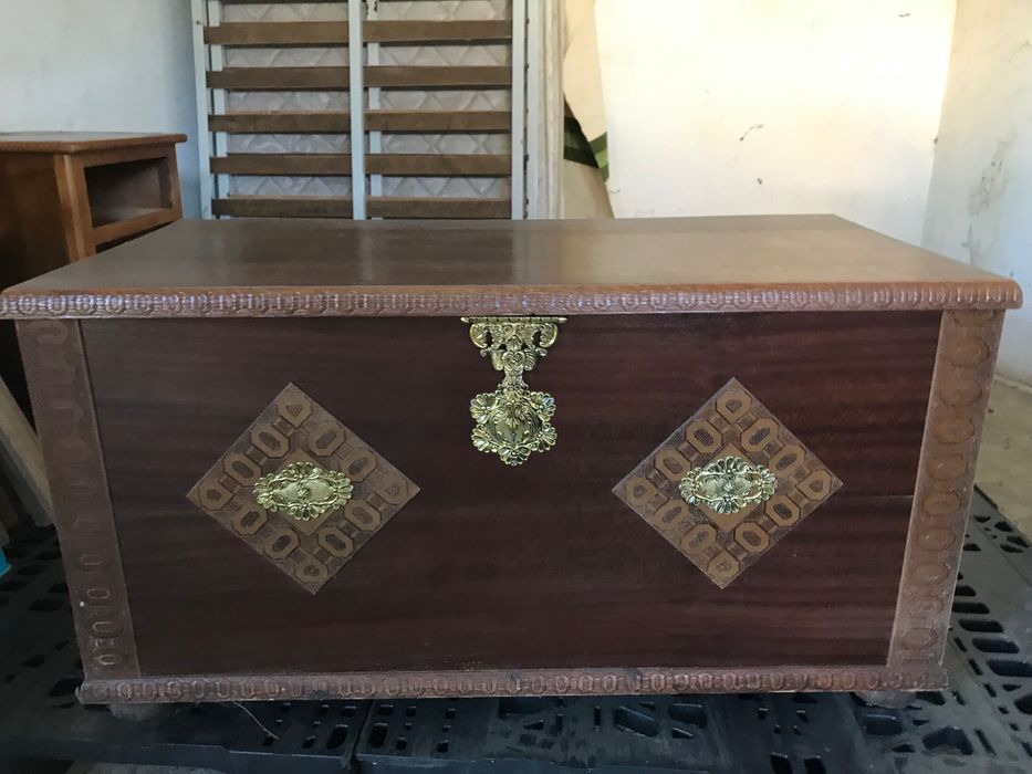 Arca de Madeira Antiga