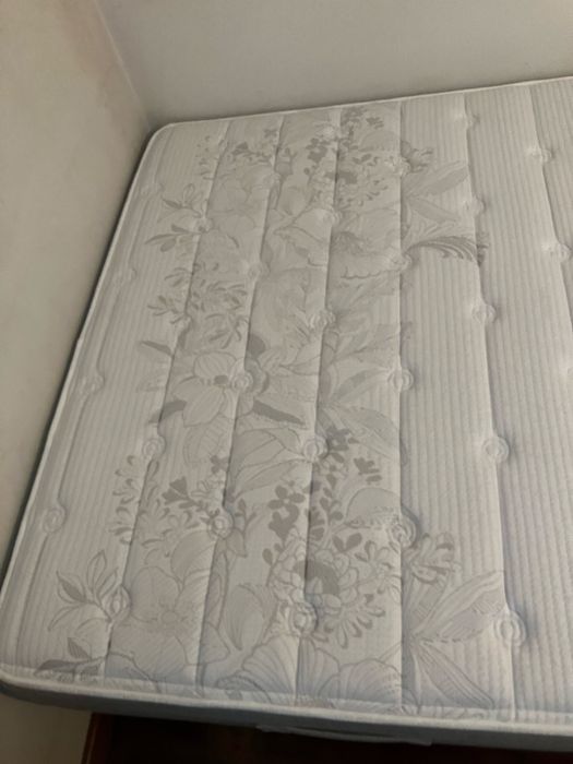 Cama com colchao fantastico quase novo, mesinha e estante