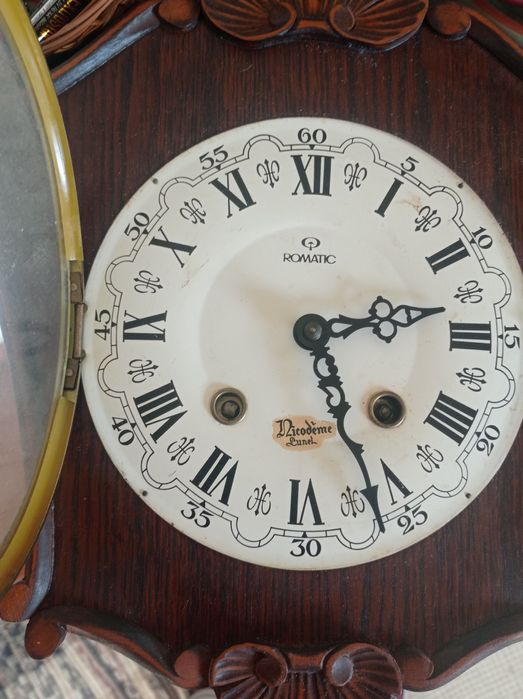 Relógio antigo de corda e dá as horas forma sonora e peça de relojoari