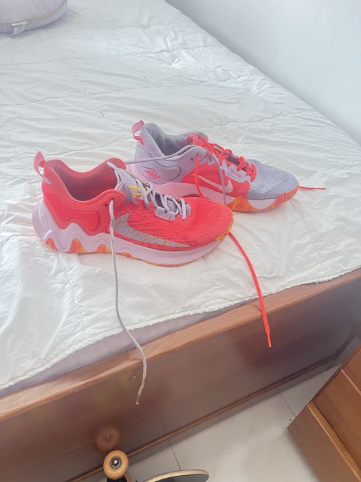 Tenis Nike com algumas marcas de uso
