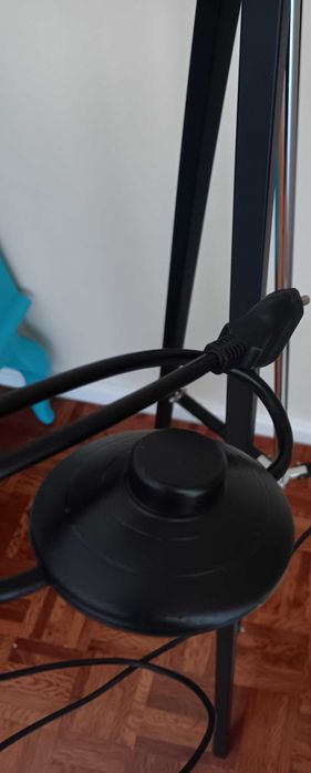 Candeeiro de pé com tripé