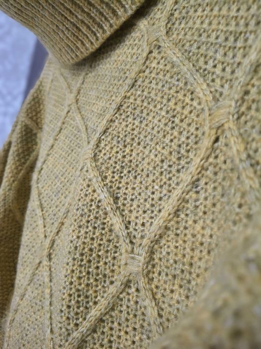 Nowy, długi jasnomiodowy golf