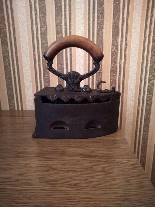 Продам старинный утюг