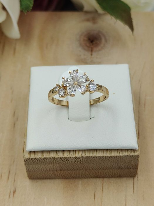 Pierścionek zaręczynowy pozłacany 18k złotem kwiatki brylanciki 7,9,10