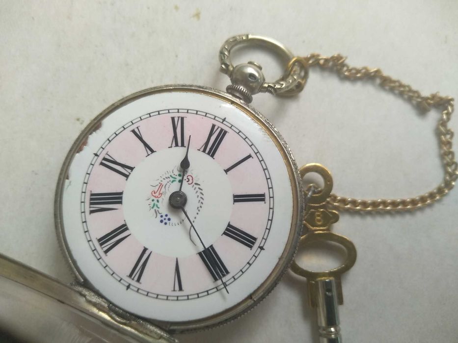 Невеликий срібний декоративний циліндрик