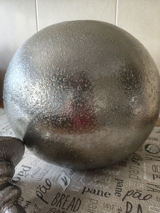 Peça de cerâmica prateada sem nenhum marca de uso