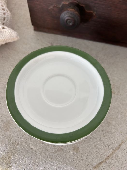 Chavenas de meia de leite e pires