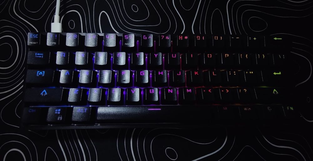 Teclado Mecanico 60% Hotswappable Skyloong GK61 HyperX keycaps.