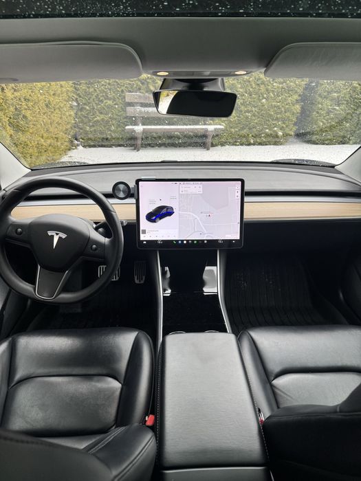 Продам власну машину Tesla Model 3