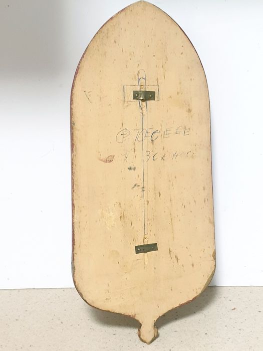 Lindo oratório de suspensão mural em talha policromada e dourada