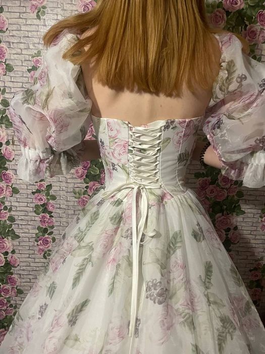 Випускна сукня з ніжним принтом