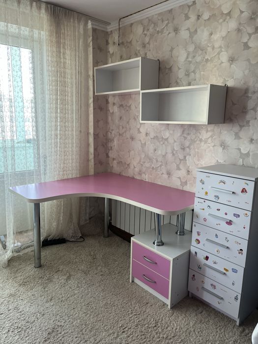 Мебель в детскую ( стол, полки, комод, шкаф вещевой, шкаф с поками )