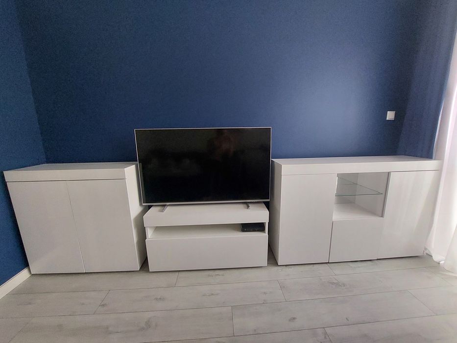 OKAZJA! Biała połysk szafka RTV / komoda – bardzo dobry stan