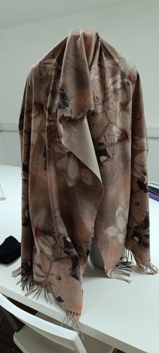 Echarpe larga de lã em tons terra.